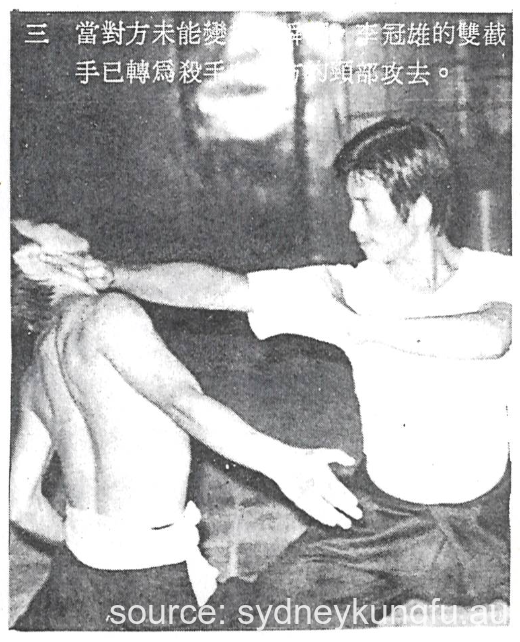 3. When the opponent is unable to change his move, Lee Koon Hung's Seung Jit Sau (soeng jit sau 雙截手) transforms into the Killer Neck Lock Method (saat sau sok hau faat 殺手鎖喉法) to attack the opponent's neck